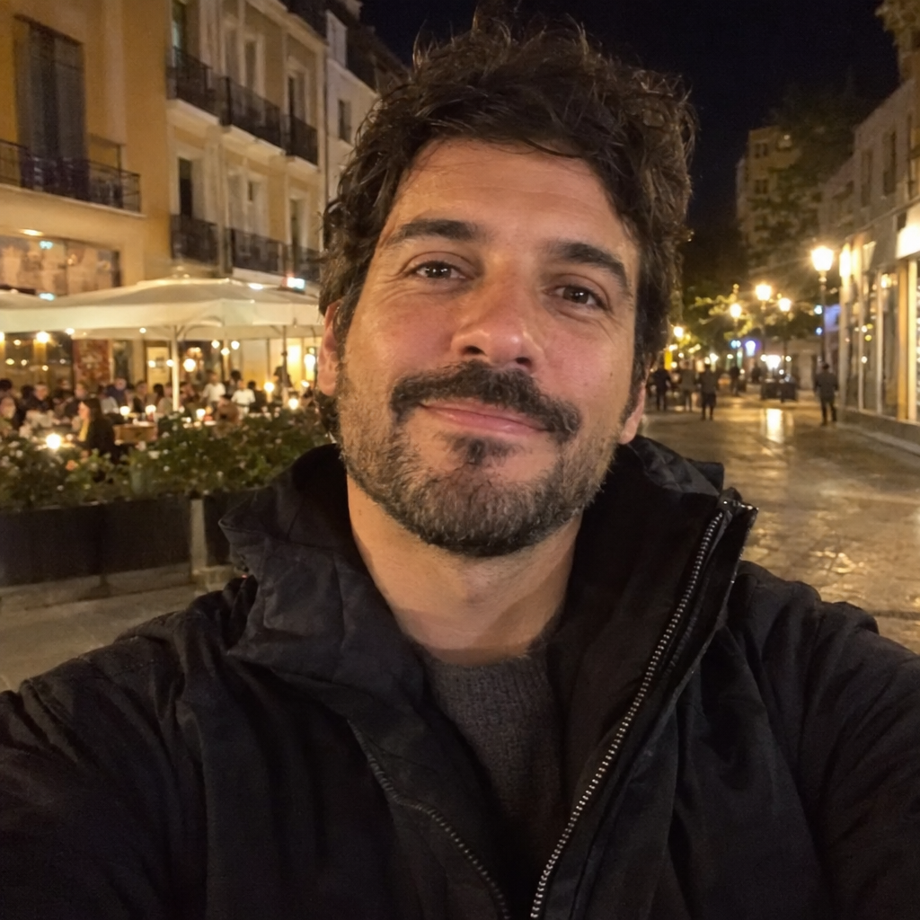 Hombre haciéndose un selfie en la calle de noche